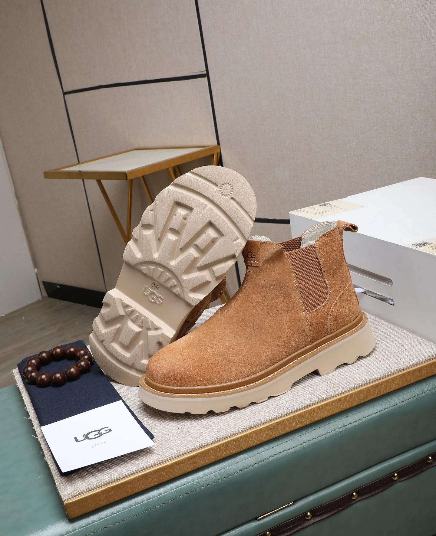Men's shoes 💰640 (full genuine wool lining, 10% off for fake ones) Please pay attention to the quality of the original item and compare the thickness of the wool 🏮🏮 Popular UGG men's shoes from Australia's warm luxury brand, the official website is synchronized, Beckham men's style..., made of imported first-layer waxed cowhide, waxed toe cap, Australian real wool velvet lining Carefully sewn...Imported rubber Martin boots outsole (comfortable, soft, wear-resistant) The quality is really great...Exquisite workmanship, you won't be able to put it down at first sight, size 39-44 (customized in 45)